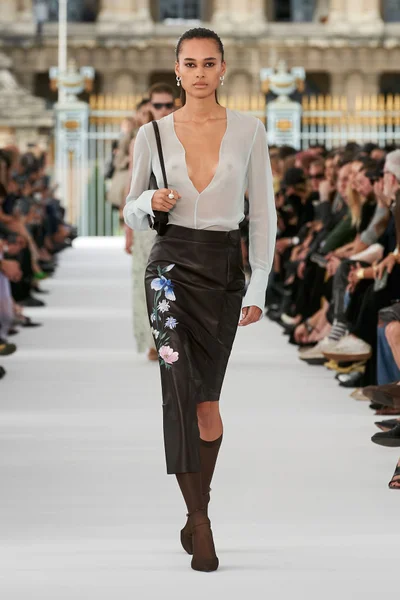 Look 16